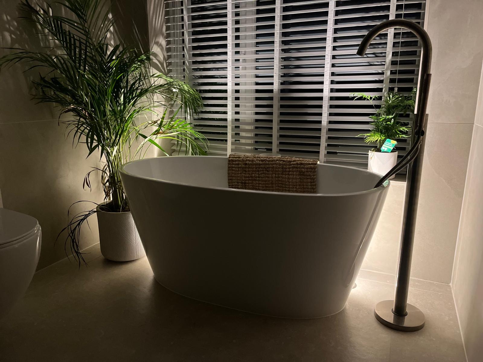 Freestanding bath with floor-standing tap